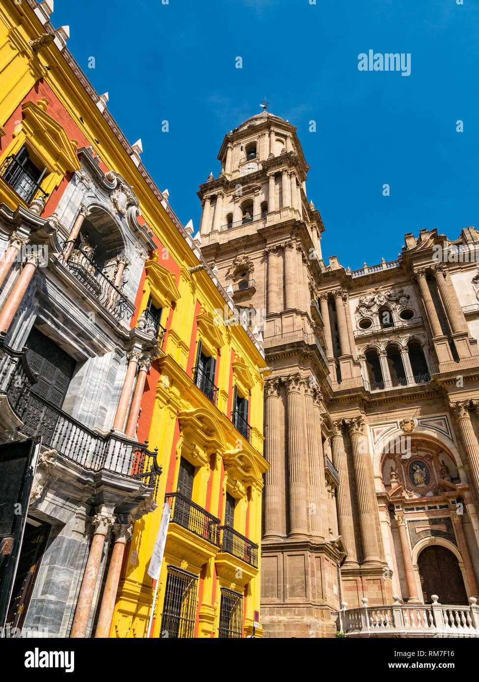 Bischöflicher Palast, dem Plaza del Obispo und Blick auf die Kathedrale von Malaga Bell und Uhrturm, Andalusien, Spanien Stockfoto