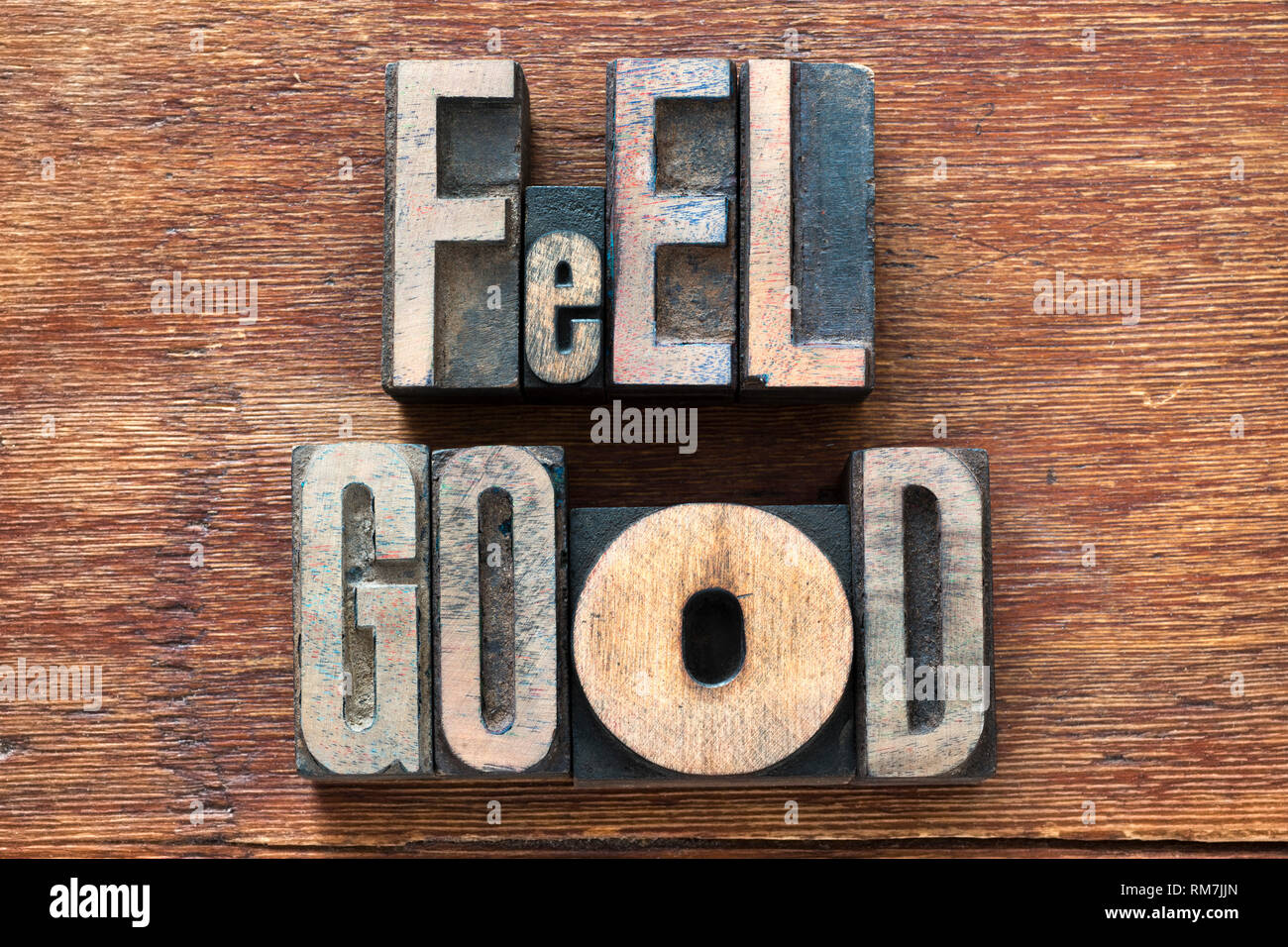 Feel good Satz aus Holz- Buchdruck Typ auf grunge Holz Stockfoto