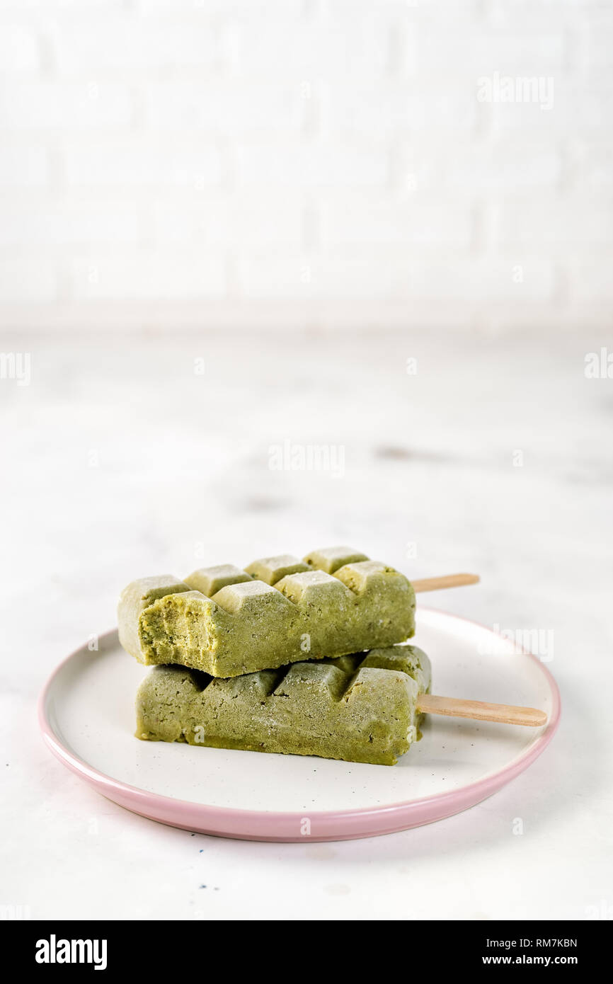 Drei grüne veganes Sorbet Eis am Stiel auf weißem Hintergrund Stockfoto