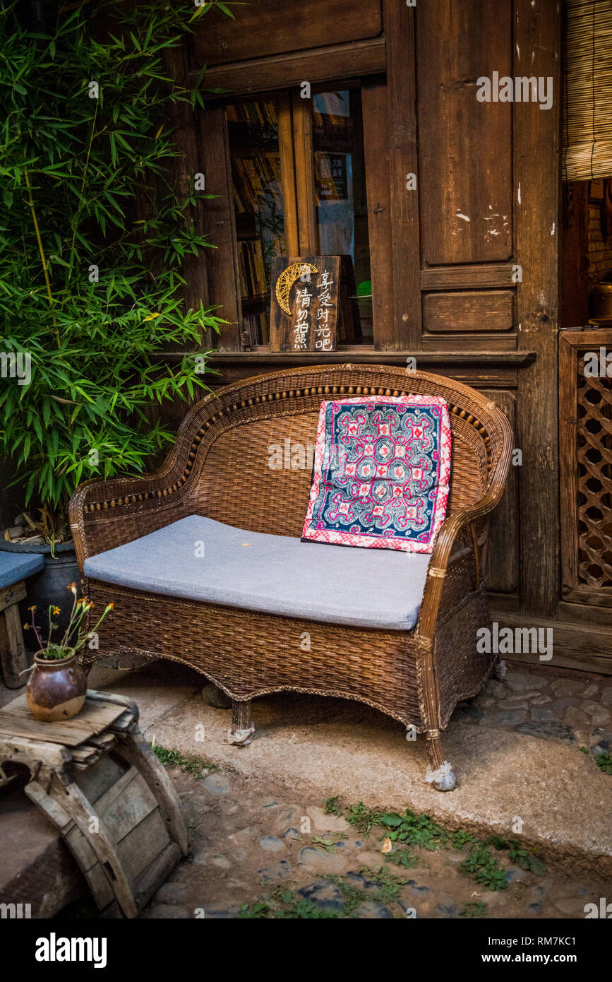 Traditionelle Zweisitzer rattan Sitz vor einem Haus, Shaxi, einer historischen Stadt, Yunnan, China Stockfoto