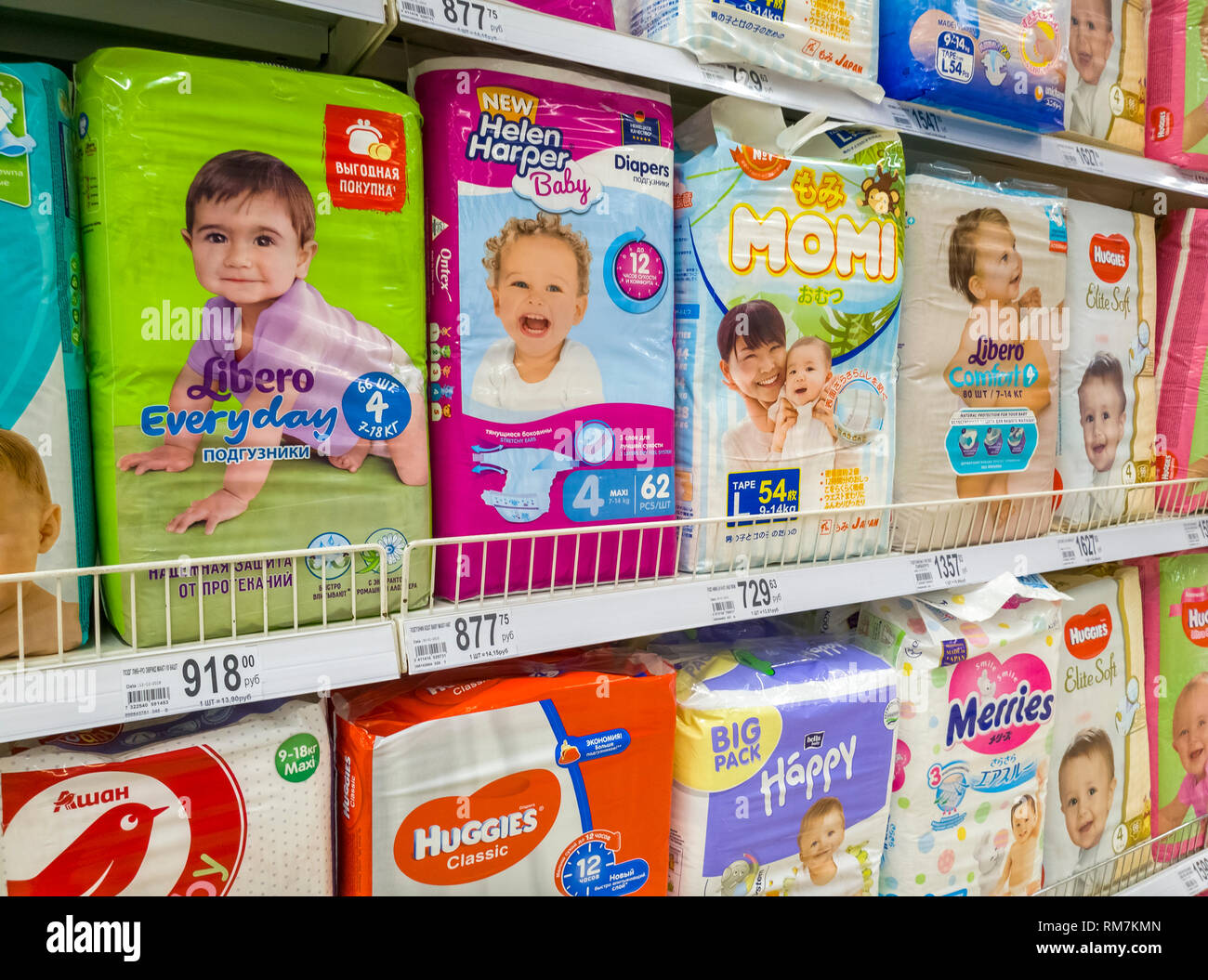 Moskau, Russland - Feb 12. 2019. Windeln für Kinder in großen Vertriebsnetz Auchan Stockfoto