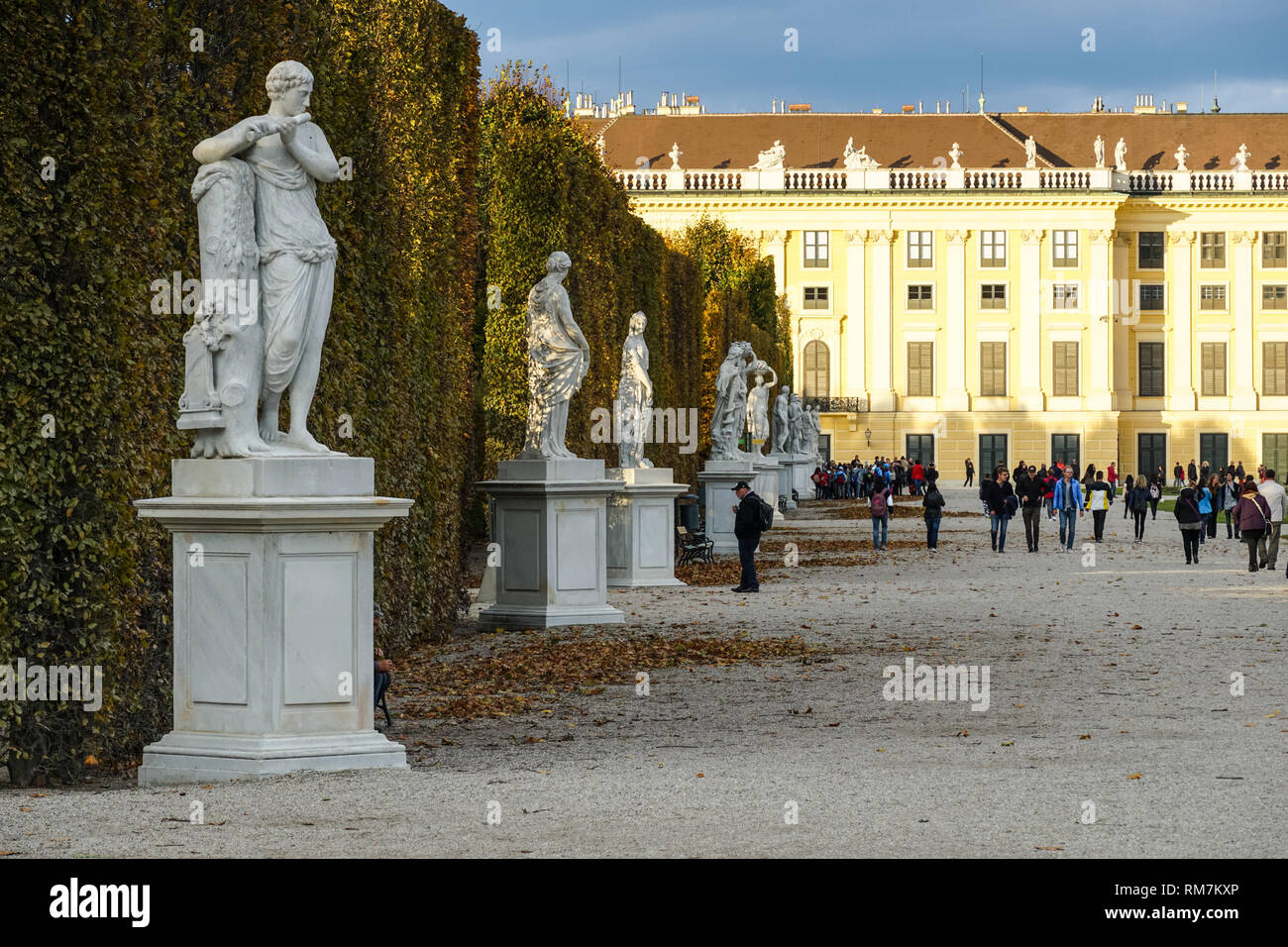 Touristen am Schloss Schönbrunn in Wien, Österreich Stockfoto