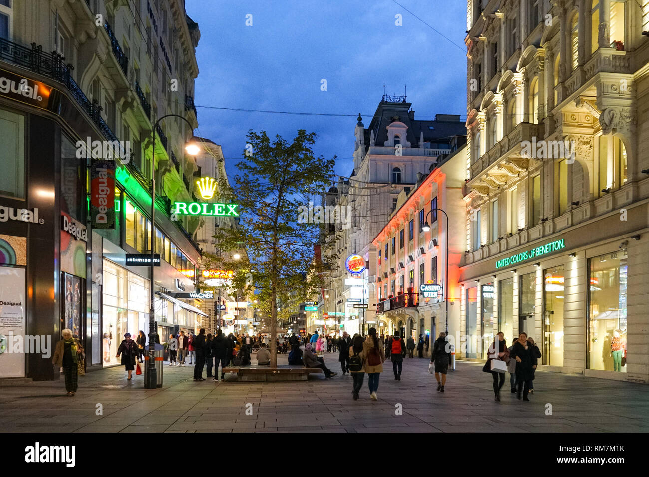 Käufer auf der Kärntner Straße in Wien, Österreich Stockfoto