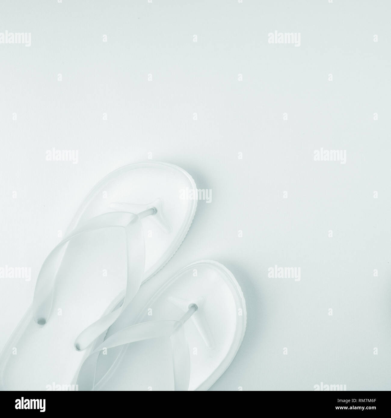 Elegantes weißes flip flop Sandalen, Ansicht von oben mit der Kopie Raum über gelben Hintergrund Stockfoto