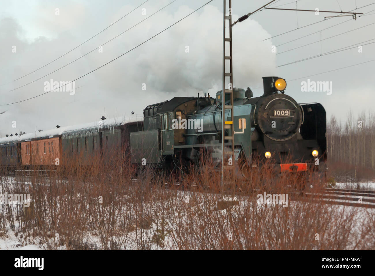 KOUVOLA, Finnland - 26. Dezember 2018: Dampfzug Ukko-Pekka von Kouvola in Kotka. Die dampflokomotive Hr1 1009 wurde 1948 gemacht und wiederhergestellt Stockfoto