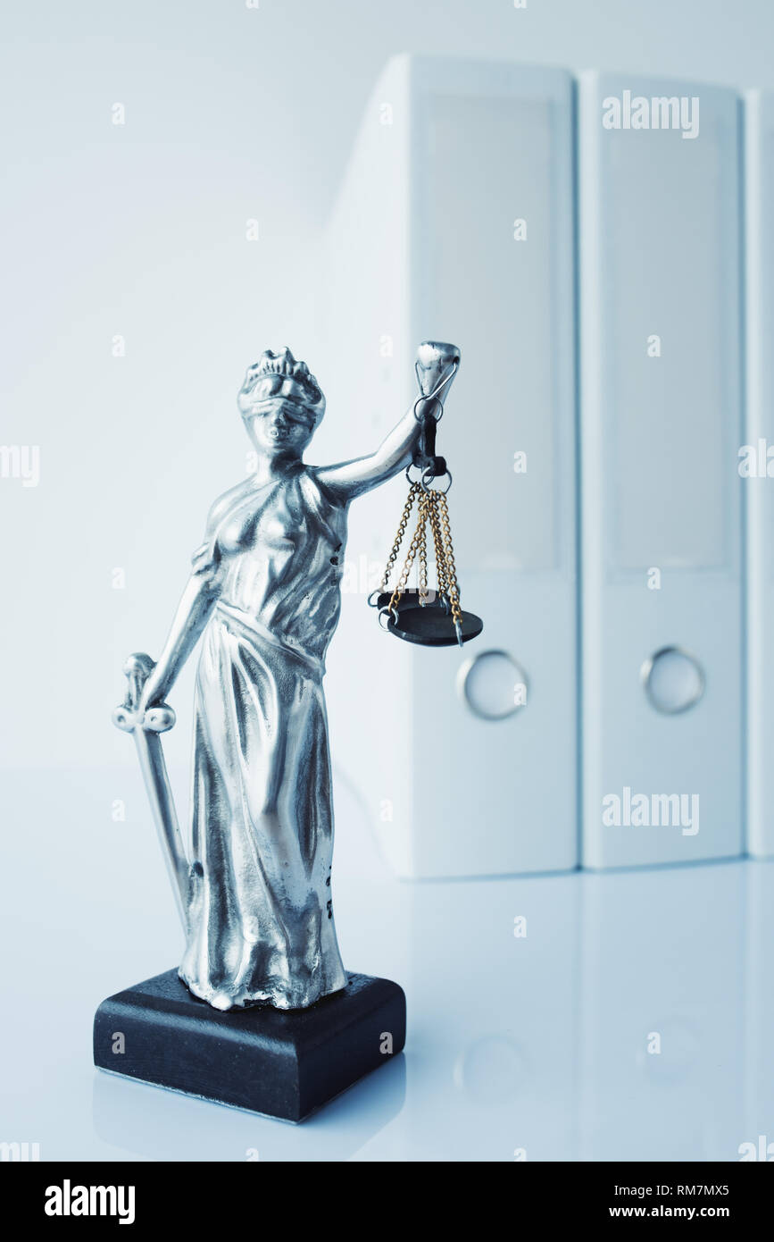 Lady Gerechtigkeit Statue mit Dokument Ringbücher in Law Office Stockfoto