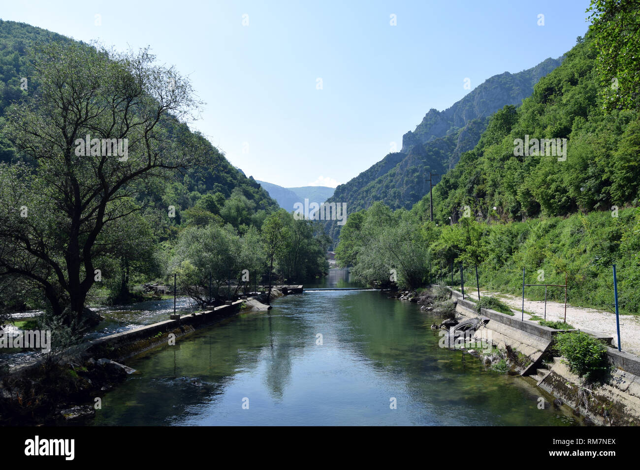 Berg Kanu Slalom am Treska Fluss in Matka Canyon. Skopje, Mazedonien. Stockfoto