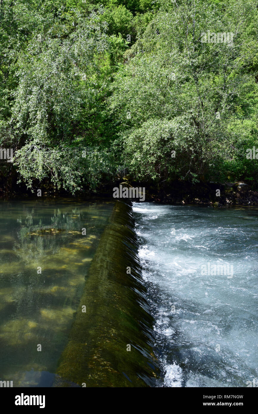 Wasser Schwelle auf treska Fluss in Matka Canyon. Skopje, Mazedonien. Stockfoto