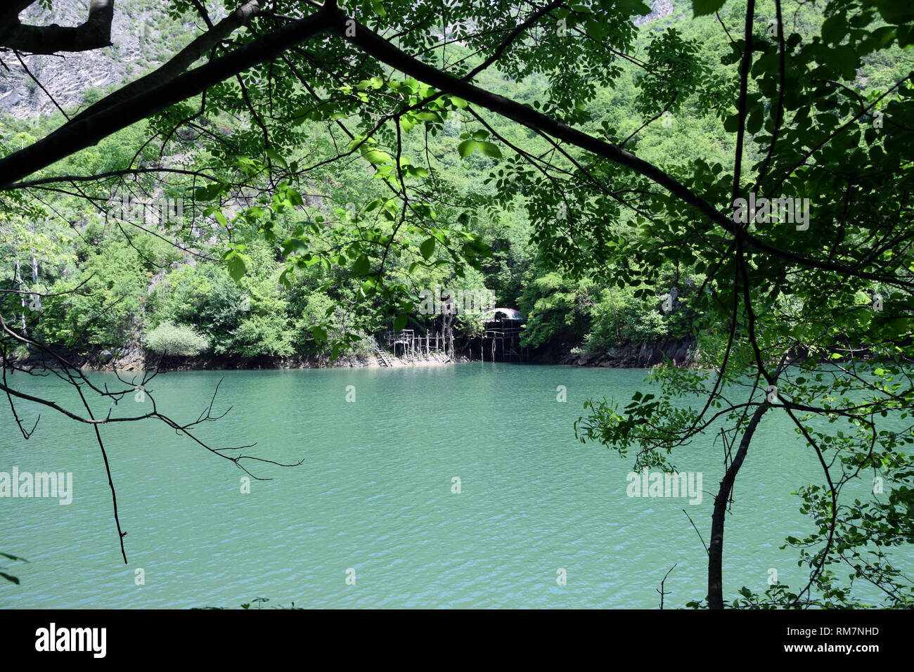Holz- Haus auf der Matka Lake Shore in Matka Canyon. Touristische Attraktion in der Nähe von Skopje, Mazedonien. Stockfoto