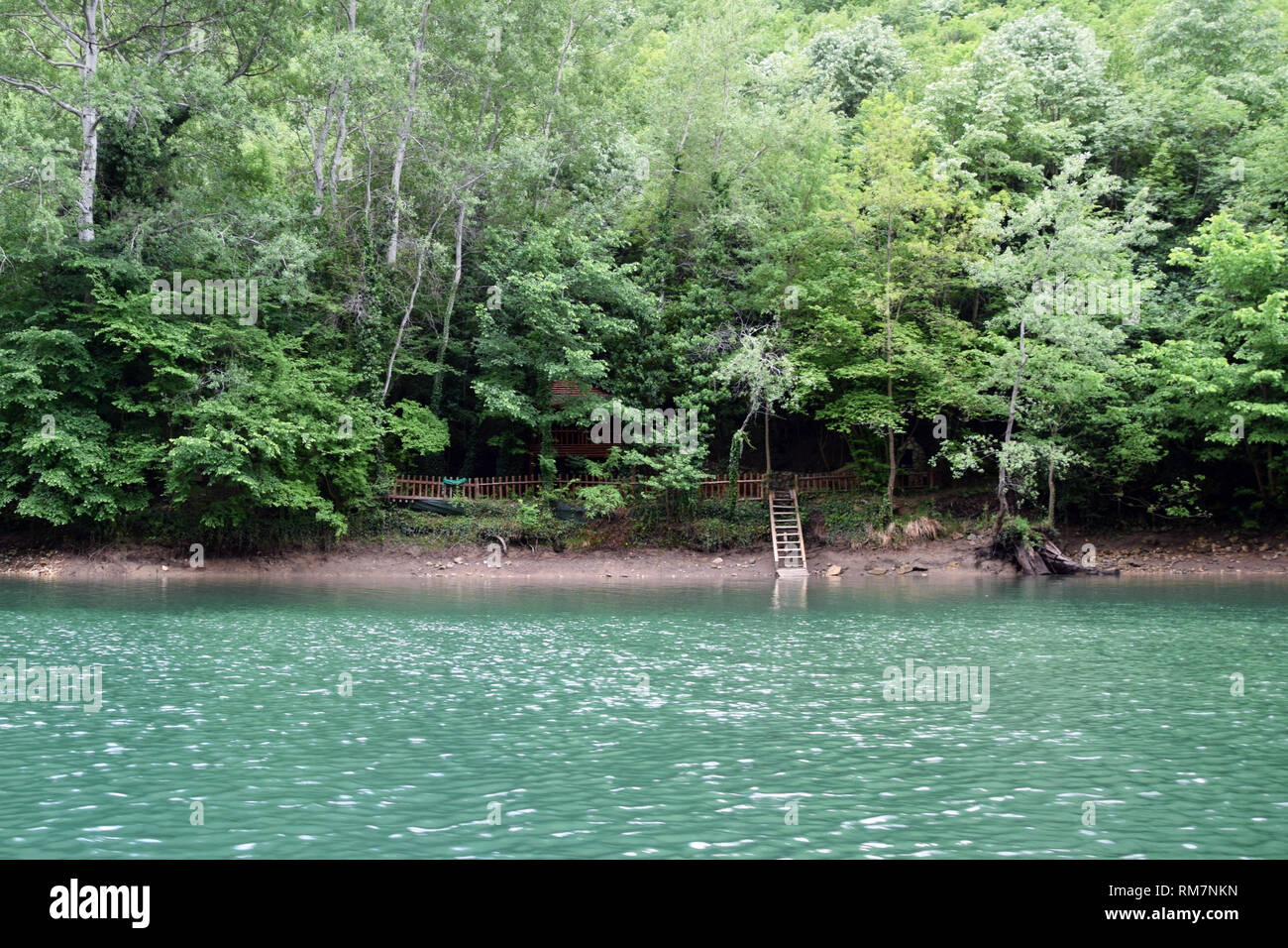 Holz- Haus auf der Matka Lake Shore in Matka Canyon. Touristische Attraktion in der Nähe von Skopje, Mazedonien. Stockfoto