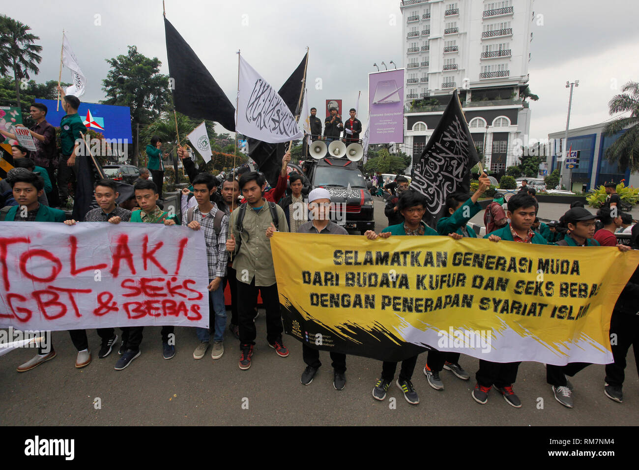 Die Demonstranten werden gesehen, die Transparente und Fahnen während des Protestes. Eine Reihe von Demonstranten wurden gesehen, Plakate und Banner, wenn Sie den Valentinstag feiern abgelehnt (14. Februar) bei Tugu Kujang, Bogor, Sie Jugendliche einladen, religiöse Angelegenheiten mehr als in den Valentinstag feiern teilnehmen zu studieren. Stockfoto