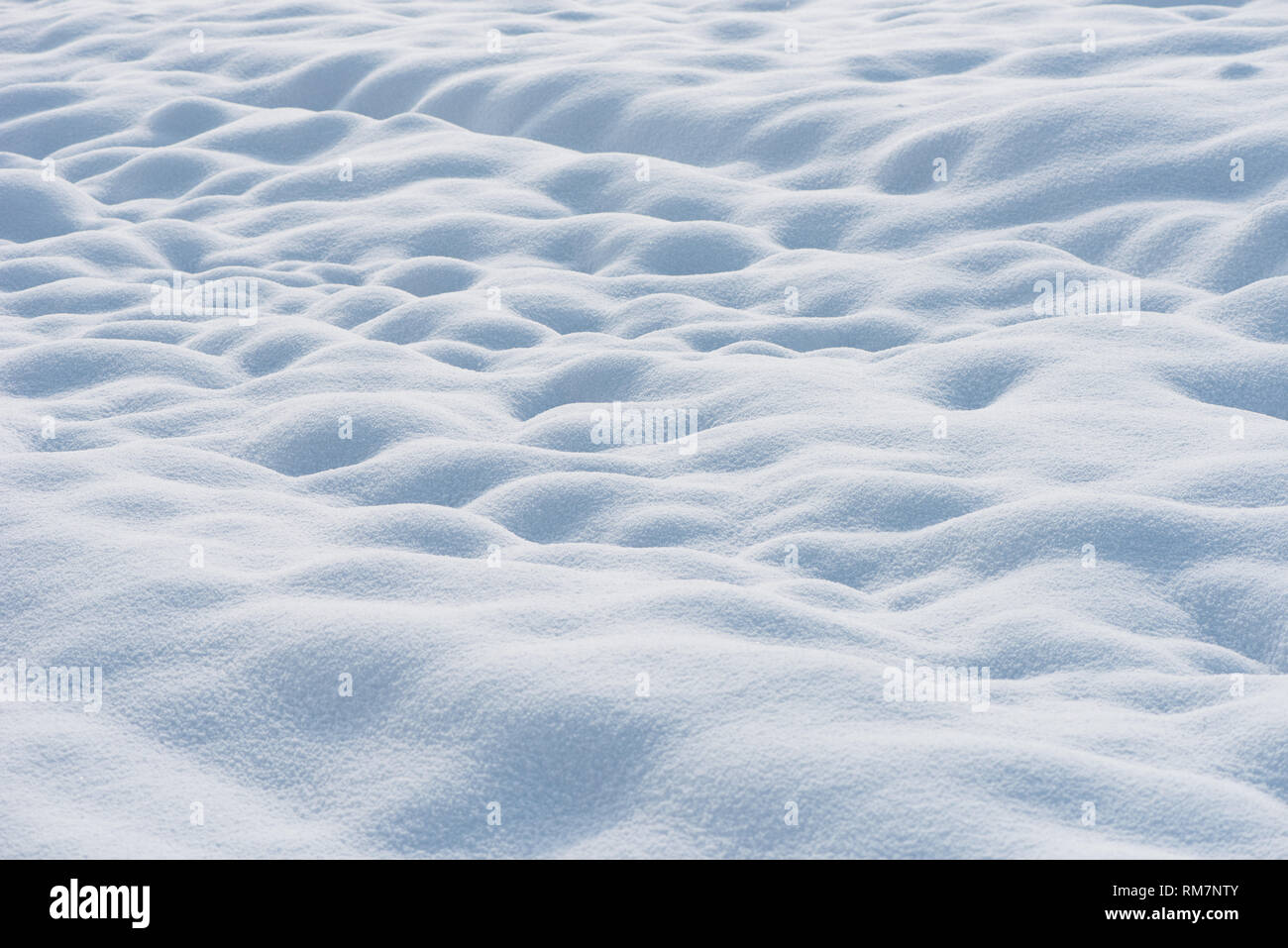 Weiß verschneiten Oberfläche auf hellen, sonnigen Tag, Winter Hintergrund Stockfoto