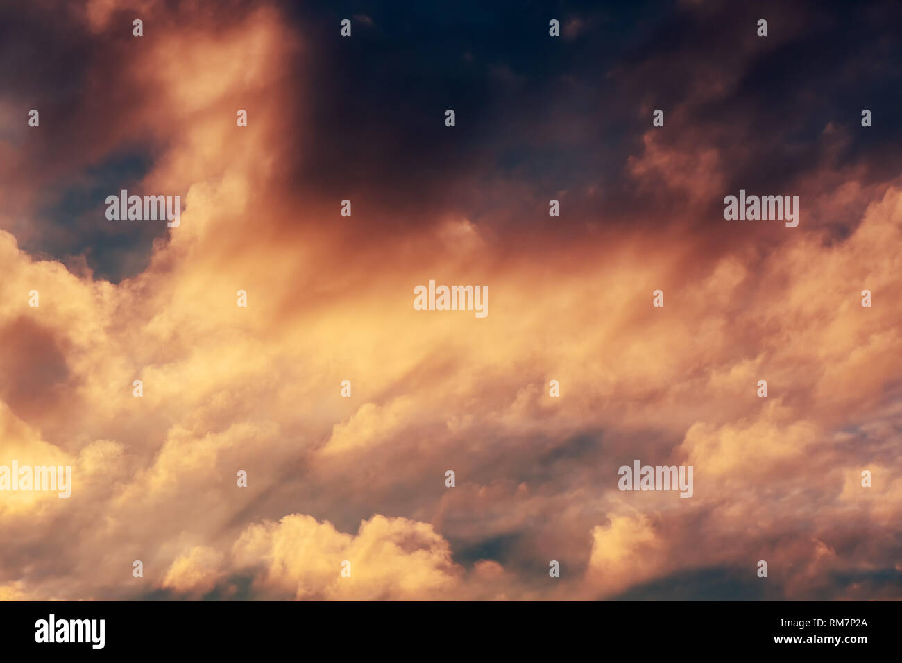 Winter sonnenuntergang himmel mit dramatischen Wolken brechende Sonnenlicht Stockfoto