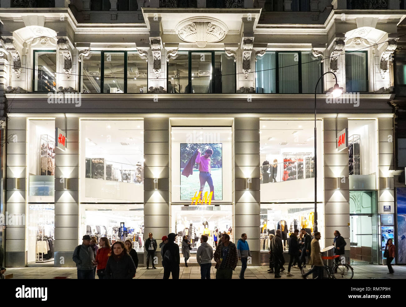 Käufer vor H&M Store auf der Kärntner Straße in Wien, Österreich Stockfoto