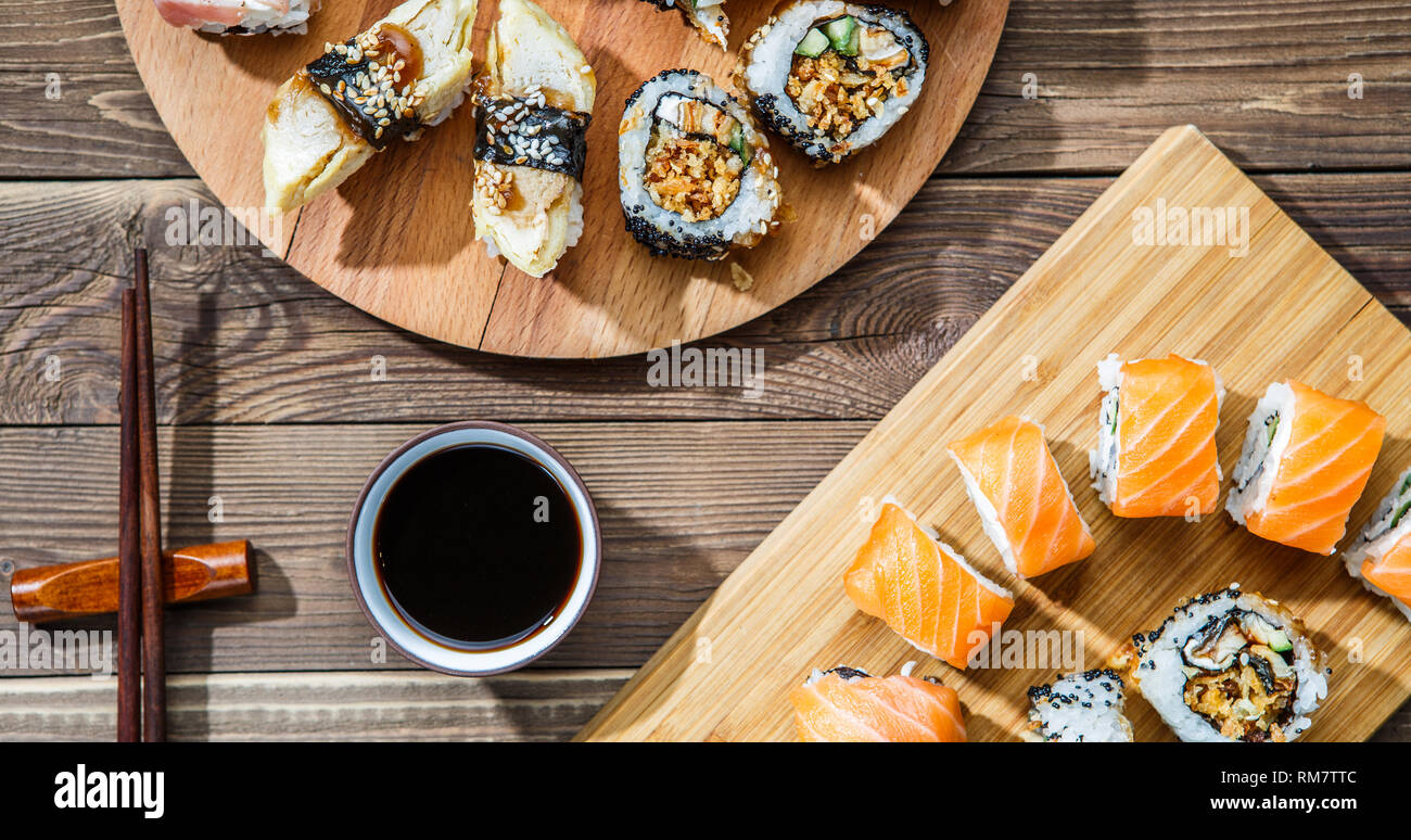 Zwei Sushi Sets auf Platten Stockfoto