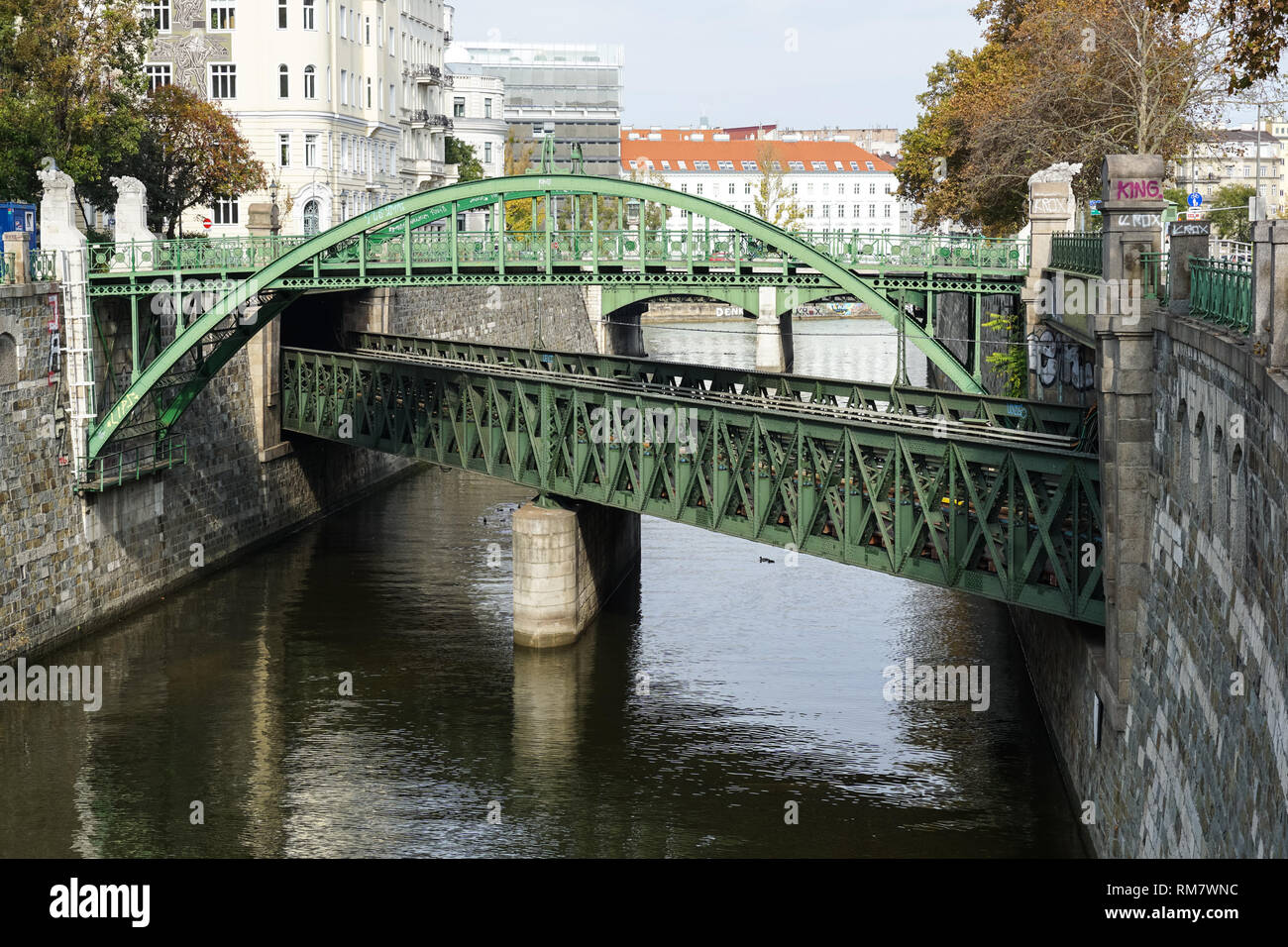 Der Zollamtssteg arch Steg und der Eisenbahnbrücke unten über die Wien in Wien, Österreich Stockfoto