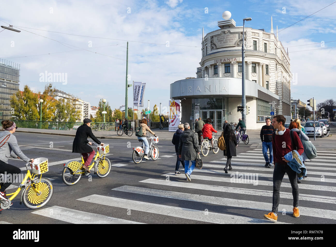 Radfahrer vorbei Urania Gebäude in Wien, Österreich Stockfoto