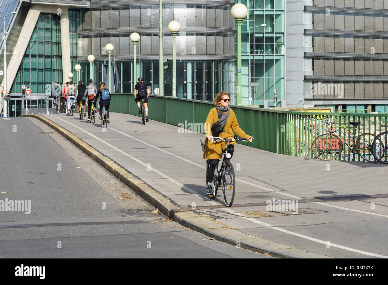 Radfahrer auf der Brücke über den Donaukanal (Donaukanal) in Wien, Österreich Stockfoto