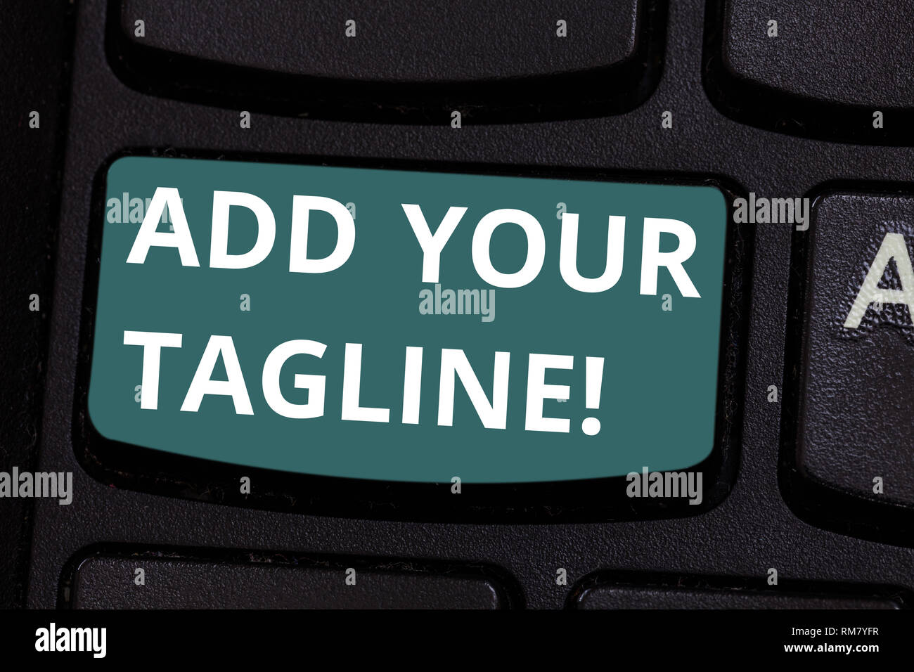 Wort schreiben Text Ihr tagline Hinzufügen. Business Konzept für Slogan in Marketing und Werbung Tastatur Absicht Computer zu erstellen. Stockfoto