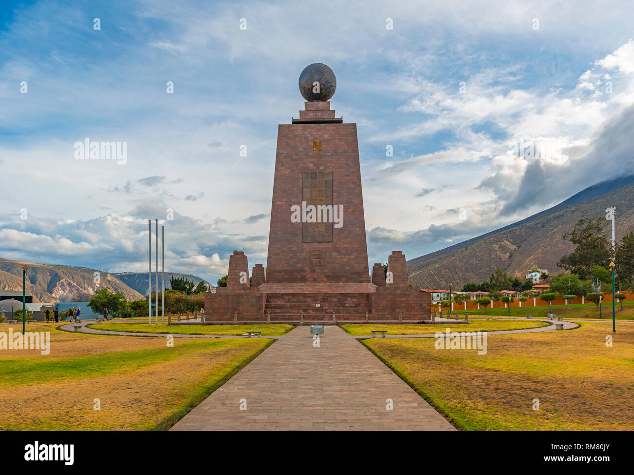 Das Denkmal auf der äquatorialen Linie genannt Mitad del Mundo im Norden von Quito, Ecuador. Stockfoto