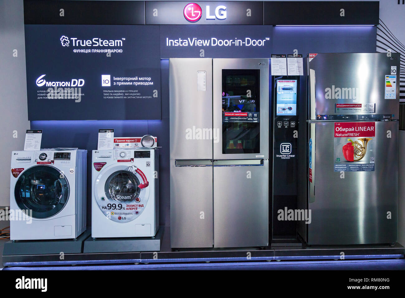 Kiew, Ukraine Juni 12, 2018: LG präsentiert neue Haushaltsgeräte Fernseher, Kühlschrank, Waschmaschine, Mikrowelle, Telefon und Musik Systeme Stockfoto