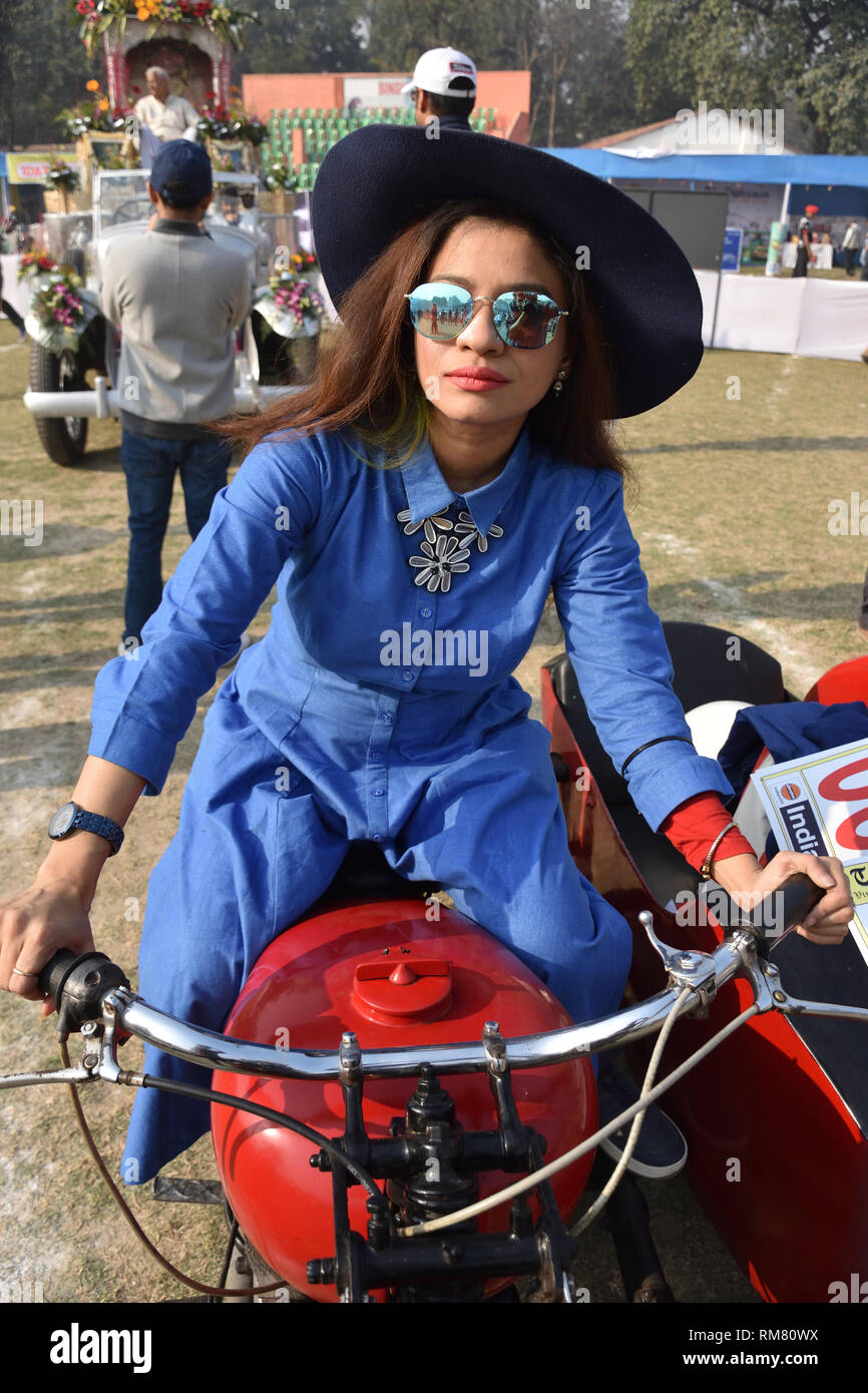 Eine junge Frau posiert auf dem 1939 BSA-Motorrad mit 500 ccm 1 Zylinder Motor Seitenwagen angebracht, WBN7056 Indien. Stockfoto