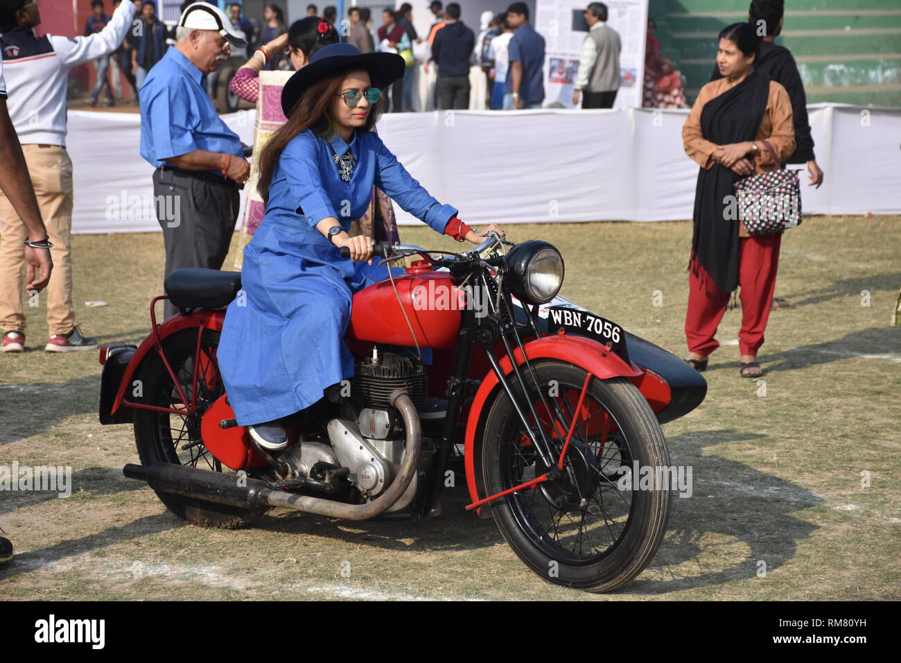 Eine junge Frau posiert auf dem 1939 BSA-Motorrad mit 500 ccm 1 Zylinder Motor Seitenwagen angebracht, WBN7056 Indien. Stockfoto