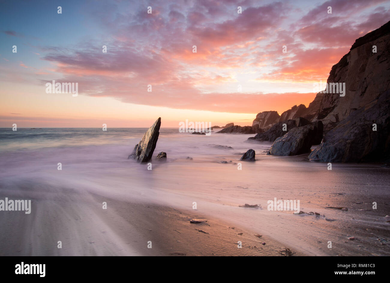Einen späten Abend Sonnenuntergang am Ayrmer Cove in South Devon. Diese großen Felsen im Meer wie ein Shark Fin steht ist mir stets eine Freude, sie zu fotografieren. Stockfoto