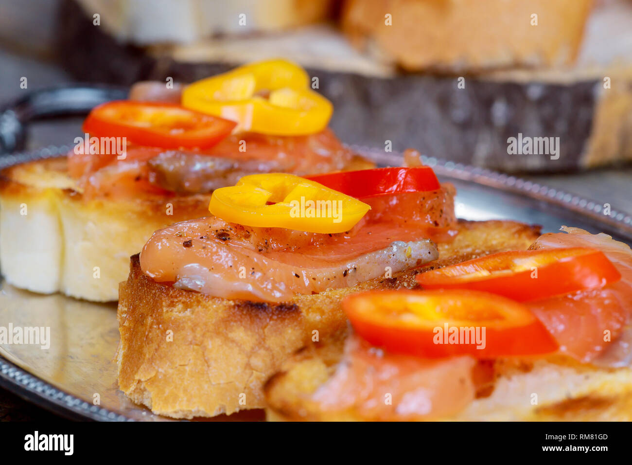 Gesunde Sandwiches mit Gemüse, Kräutern, Lachs mit Frischkäse auf einem Bagel gesunde Ernährung Stockfoto