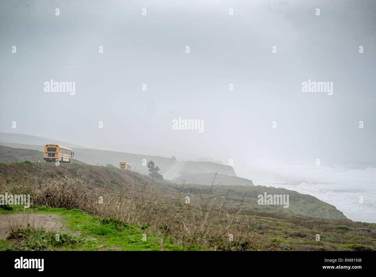 Yellow School Bus Antriebe Pacific Coast Highway um Santa Cruz, Kalifornien Stockfoto