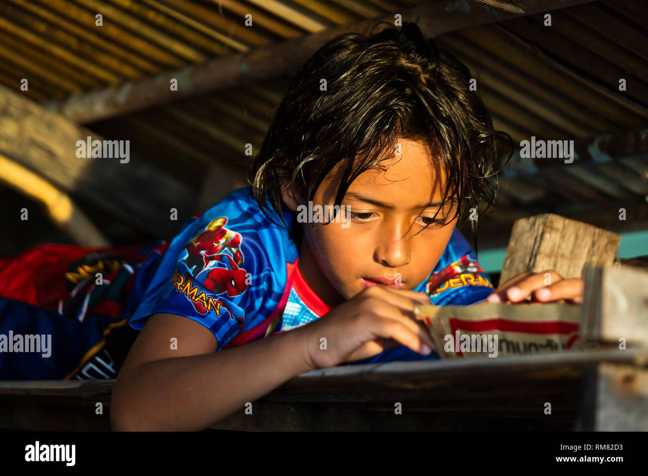Vajra Garrett ruht in einem MOKEN Boot im Mu Ko Surin Nationalpark - THAILAND Stockfoto