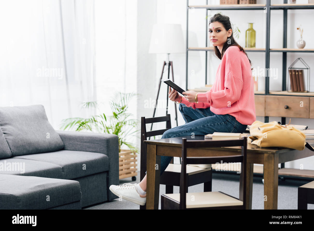 Weibliche Indischer Student studieren mit Notebooks zu Hause Stockfoto