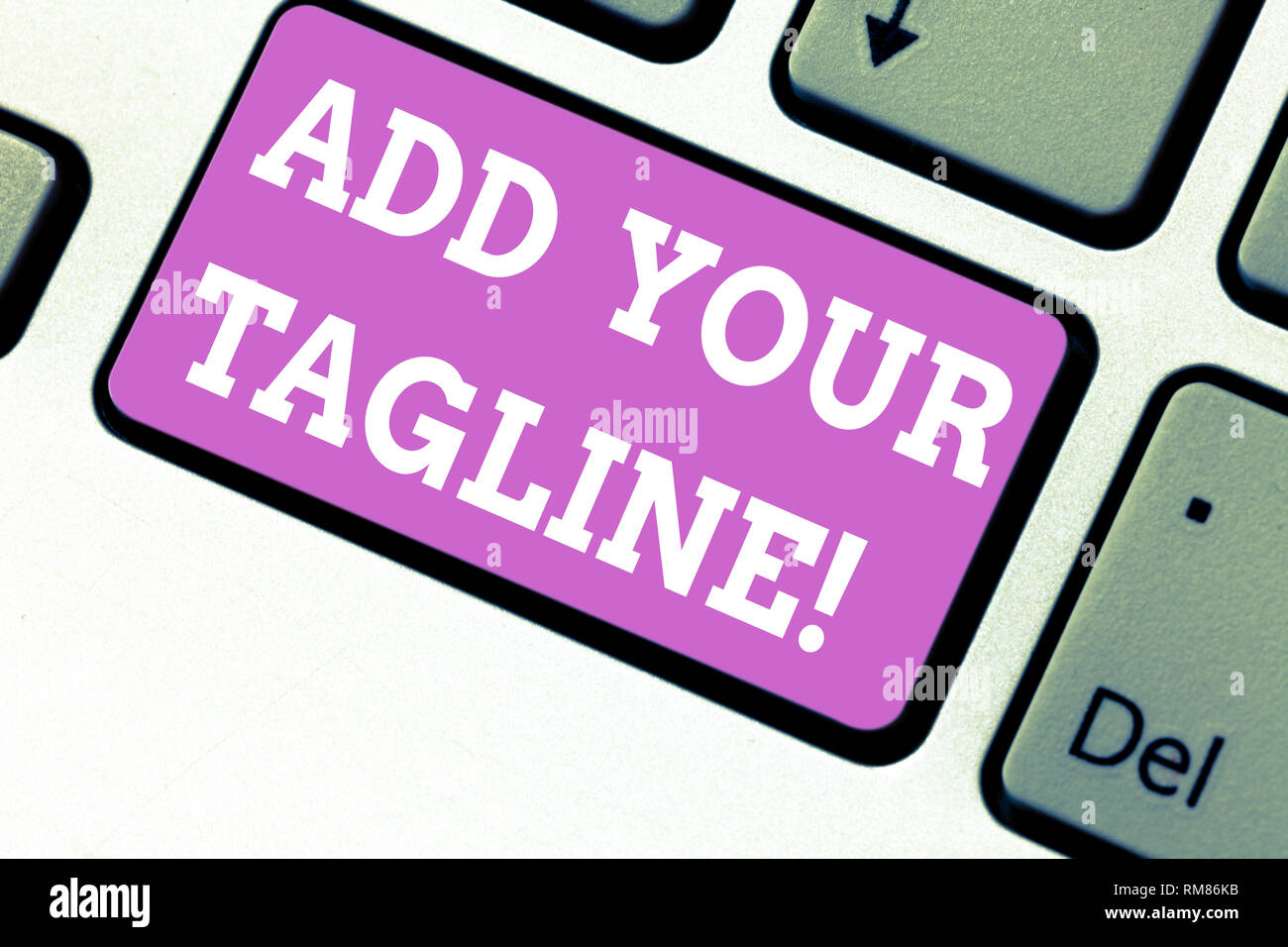 Wort schreiben Text Ihr tagline Hinzufügen. Business Konzept für Slogan in Marketing und Werbung Tastatur Absicht Computer zu erstellen. Stockfoto