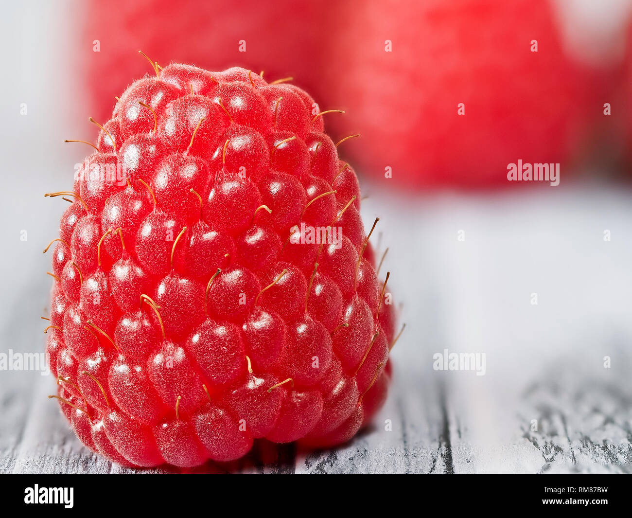 Frische Himbeeren auf dem Tisch Reif Stockfoto