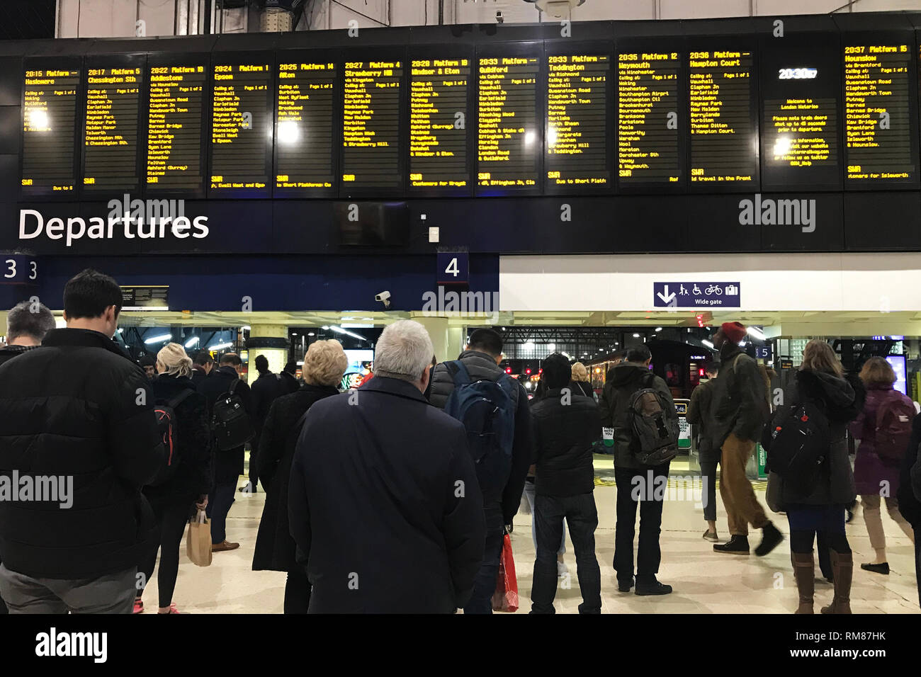 Menschen bei Waterloo Station in London, nach Züge wurden zum Stillstand während der Rush Hour, die sich in hunderten von Pendlern in Waterloo Station verpackt werden, nachdem ein Eindringling auf dem Erhalten der Bahnstrecken. Stockfoto