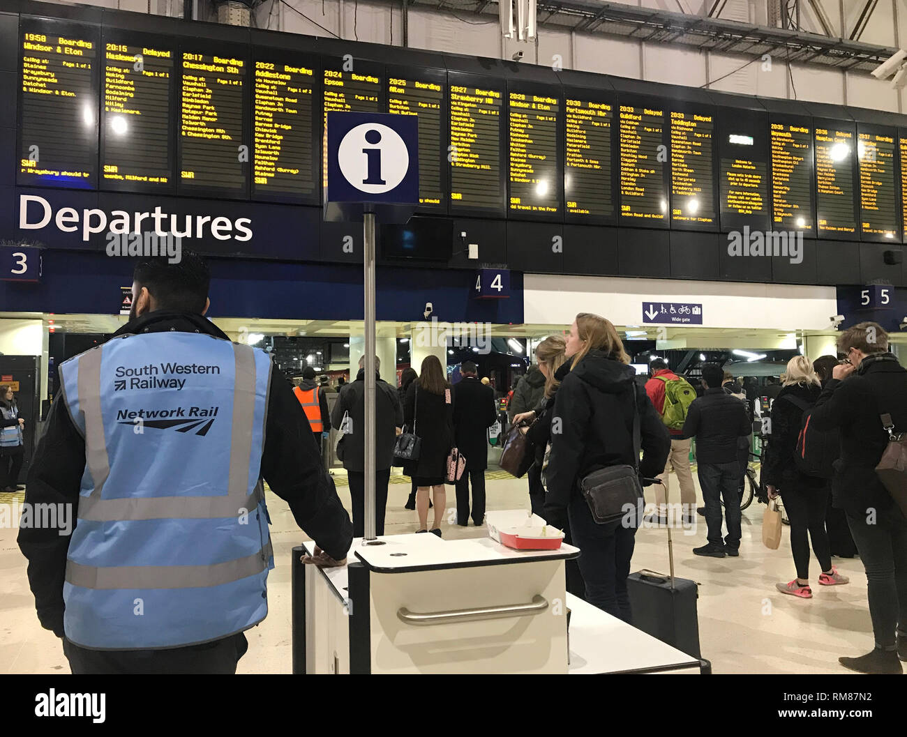 Menschen bei Waterloo Station in London, nach Züge wurden zum Stillstand während der Rush Hour, die sich in hunderten von Pendlern in Waterloo Station verpackt werden, nachdem ein Eindringling auf dem Erhalten der Bahnstrecken. Stockfoto