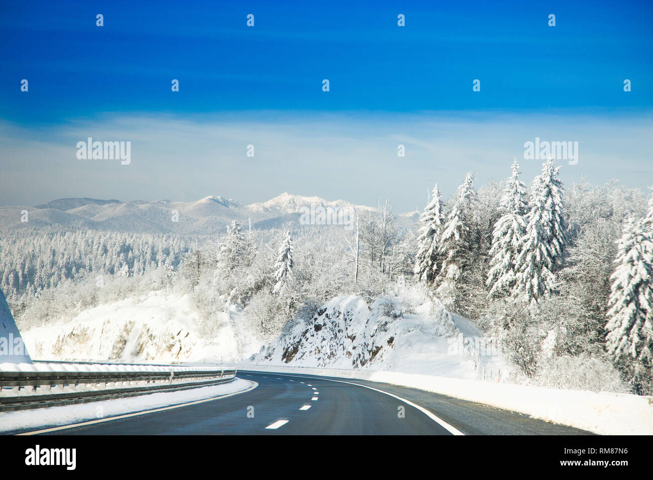 Autobahn Straße im Winter, Berge mit Schnee im Gorski kotar, Kroatien im Hintergrund Stockfoto