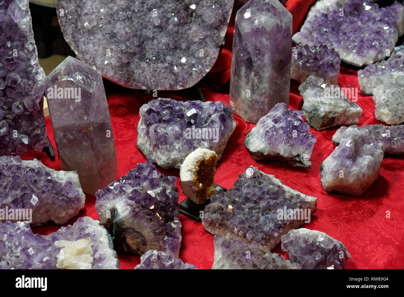 Nahaufnahme der violette amethyst Kristalle auf einem Tisch Stockfoto