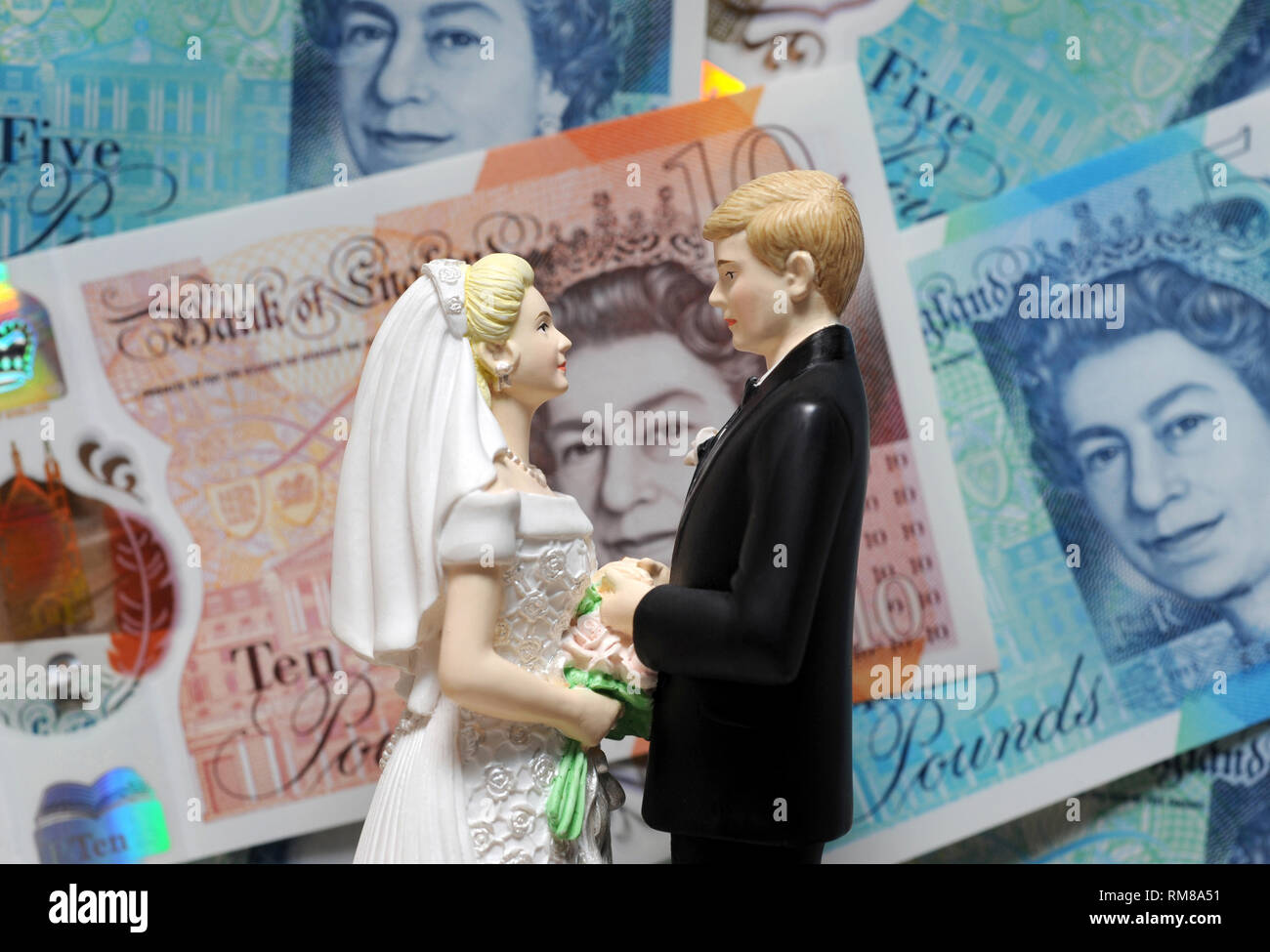 Braut und Bräutigam Figuren mit BRITISCHEN BANKNOTEN RE HOCHZEIT KOSTEN EHE SCHEIDUNG RECHTSANWÄLTE ERSTMALS HAUSKUNDEN ETC UK Stockfoto