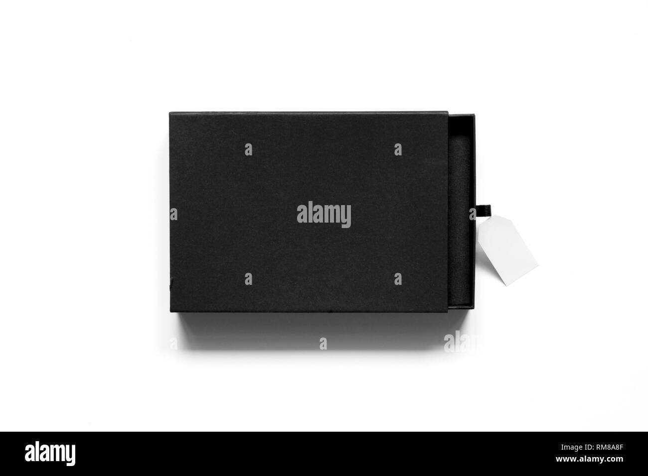 Flatlay der schwarzen Leere Karton mit Red Label auf weißem Hintergrund. Konzept der Überraschung oder Verkauf. Der leere Raum. Ein leeres Feld. Stockfoto