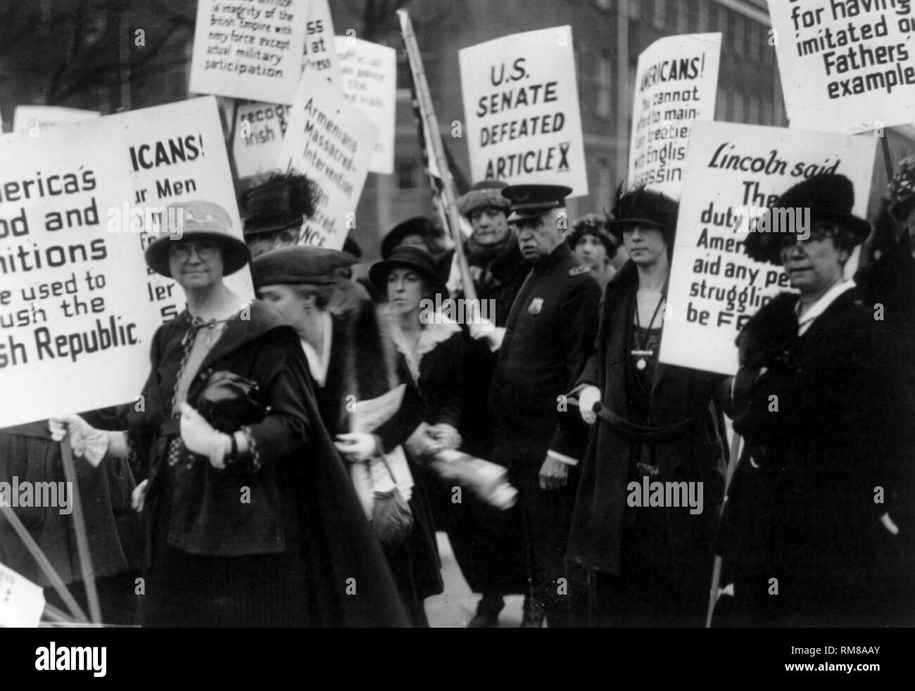 Proteste in Amerika über die irische Unabhängigkeit c 1920 und wie die US-Lebensmittel und Munition wurden verwendet, um die Irische Republik Bild mit digitalen Restaurierung und Retusche Techniken aktualisiert zu zerquetschen Stockfoto