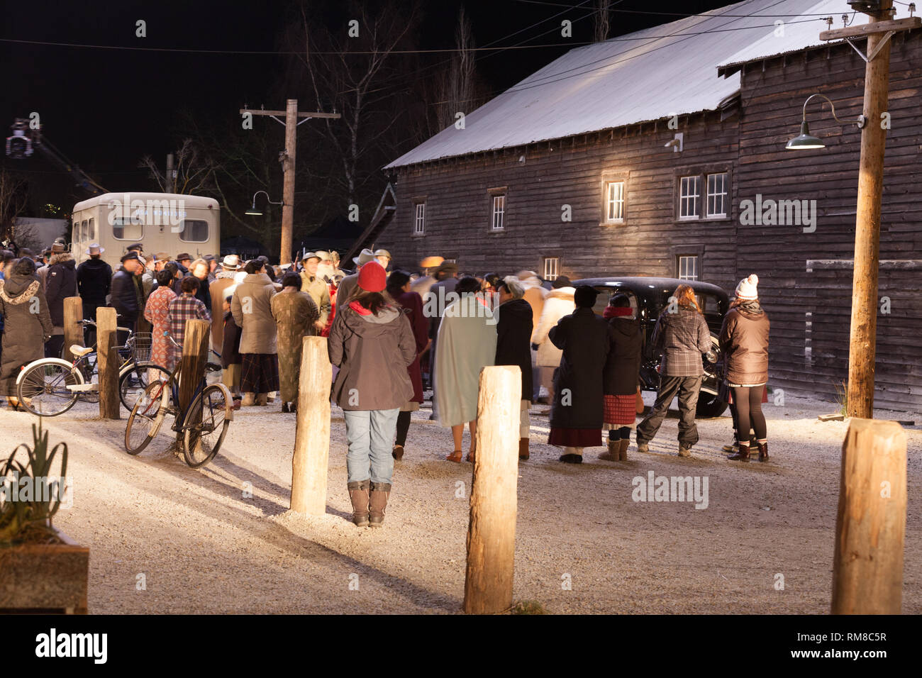 Nimmt eine Menge Szene in der Nacht mit künstlicher Beleuchtung Stockfoto