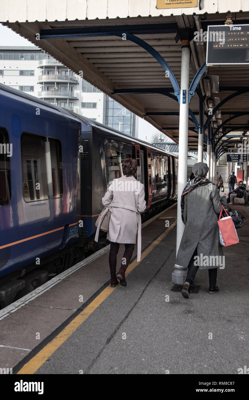 Für Fluggäste, die einen Zug an einem englischen Bahnhof Stockfoto