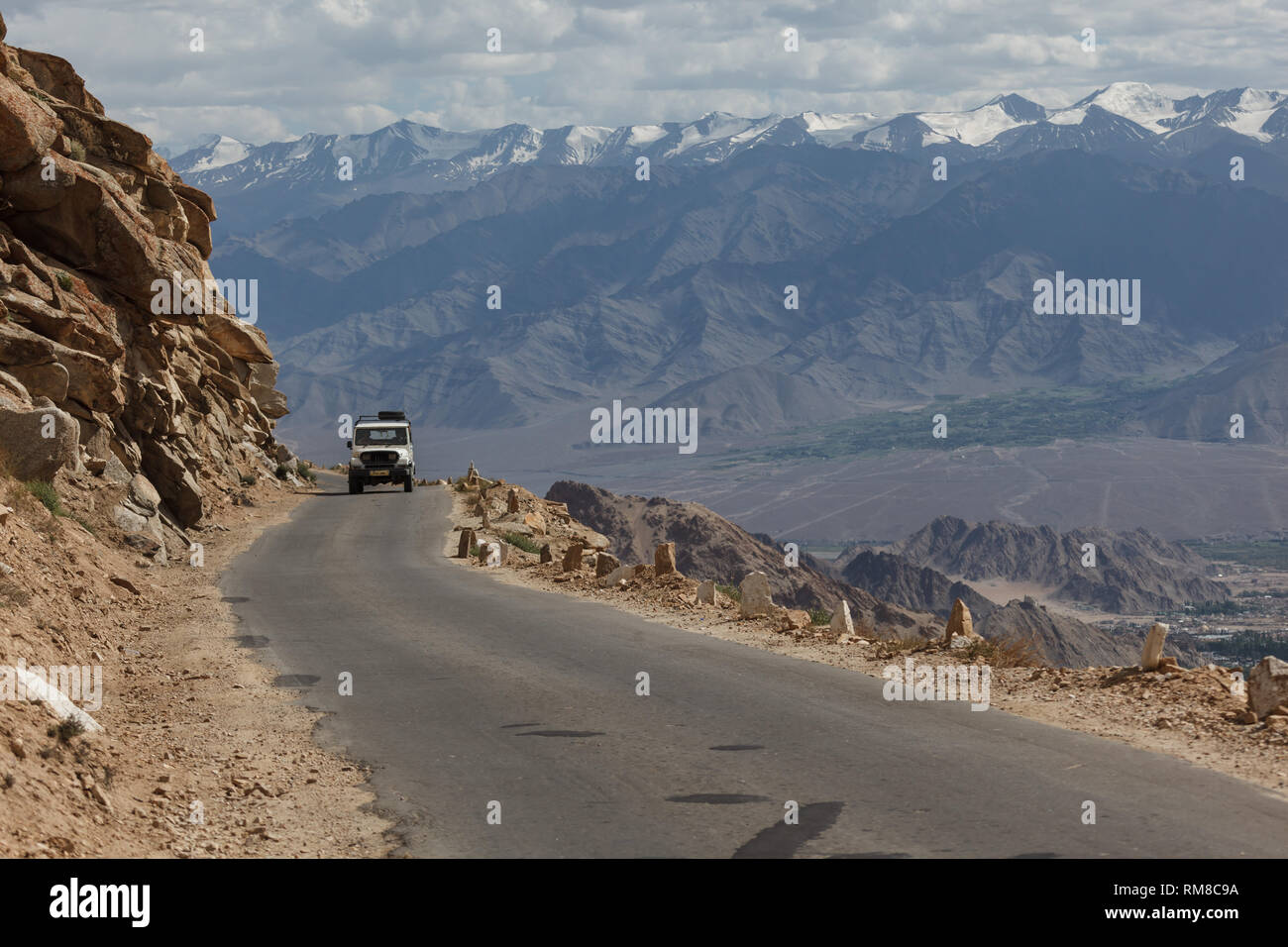 Mountainbiken Die eine einspurige Schotterstraße Wicklung über die rauhe, karge Bergwelt der Khardungla Durchlauf in Tibet Stockfoto