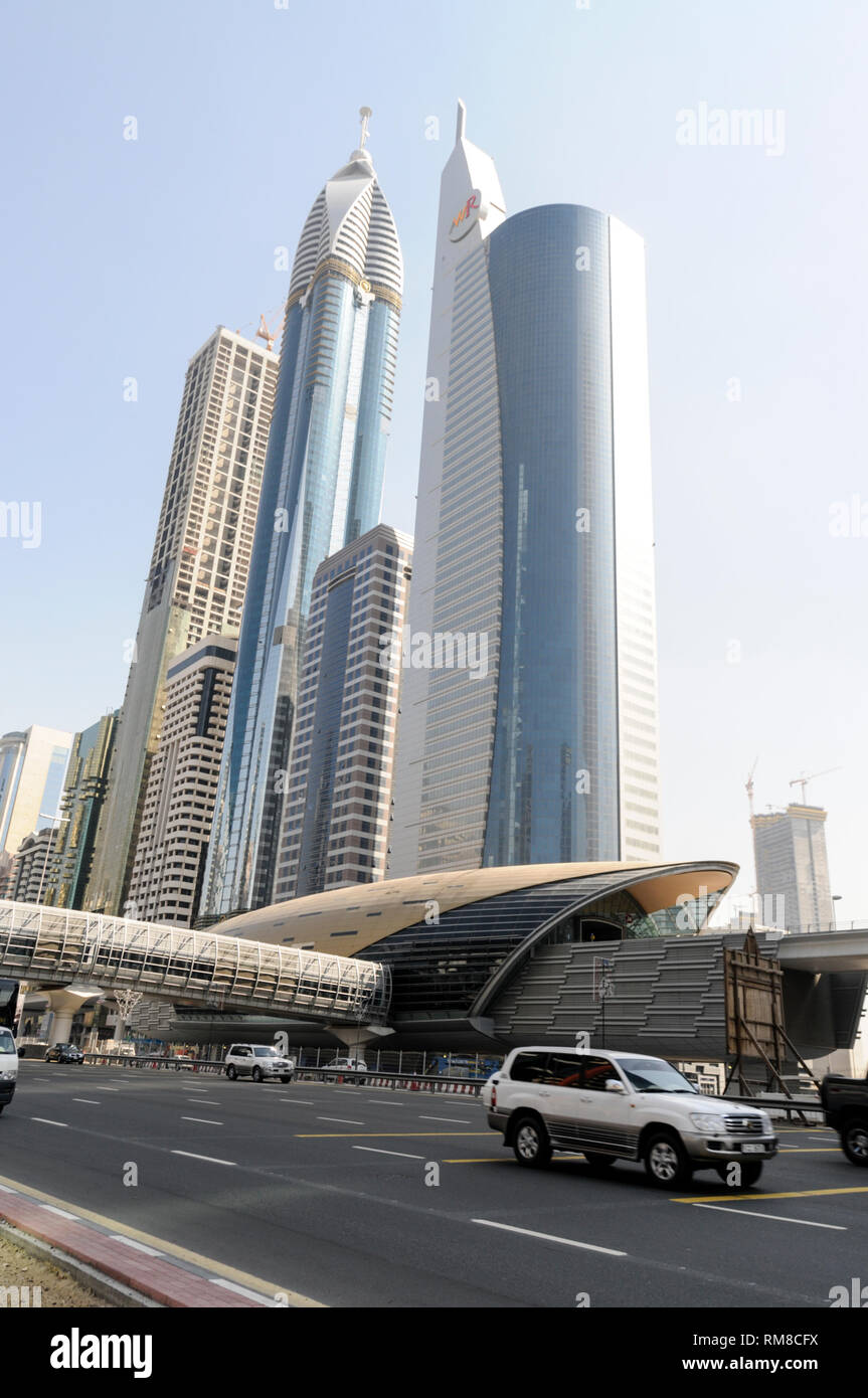 U-Bahnhof Financial Centre in im Financial District entlang der Sheikh Zayed Road in Dubai in den Vereinigten Arabischen Emiraten (VAE). Stockfoto