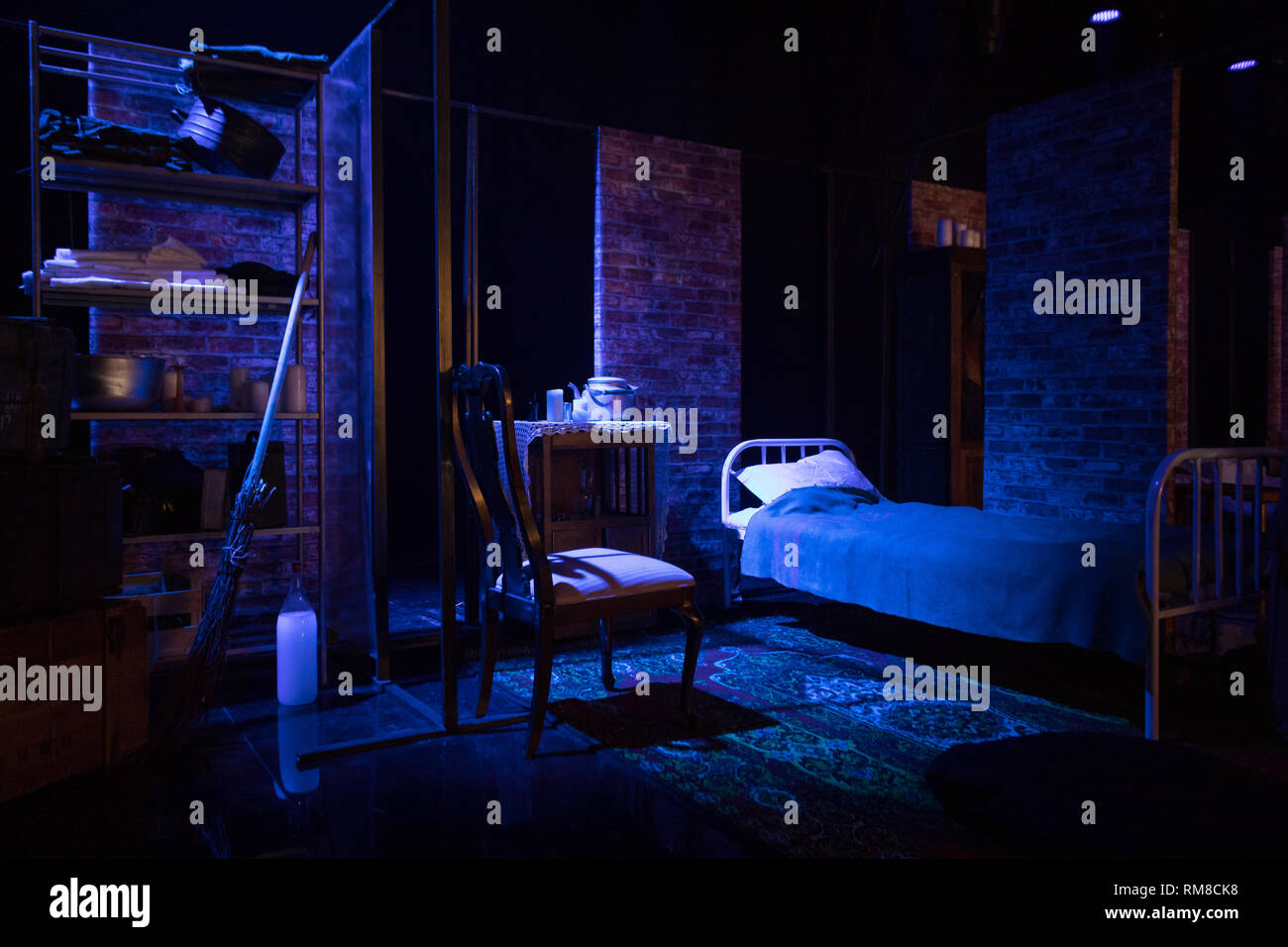 Leere Zimmer im Retrostil in dunklen Farben mit alten Bett und Möbel Stockfoto