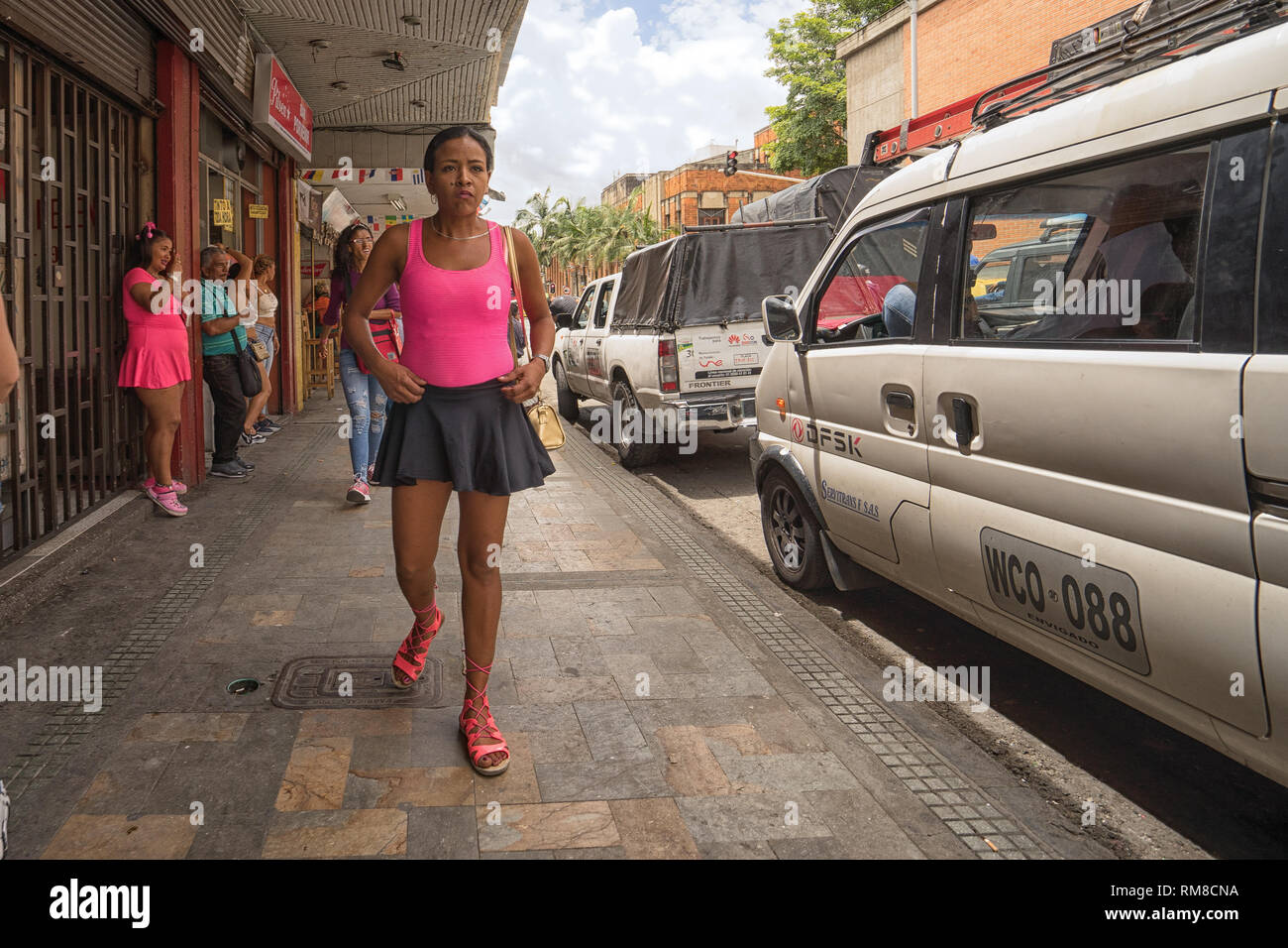 Medellin, Kolumbien - Juli 27, 2018: Die Menschen auf der Straße in der La Candelaria Red Light District Stockfoto