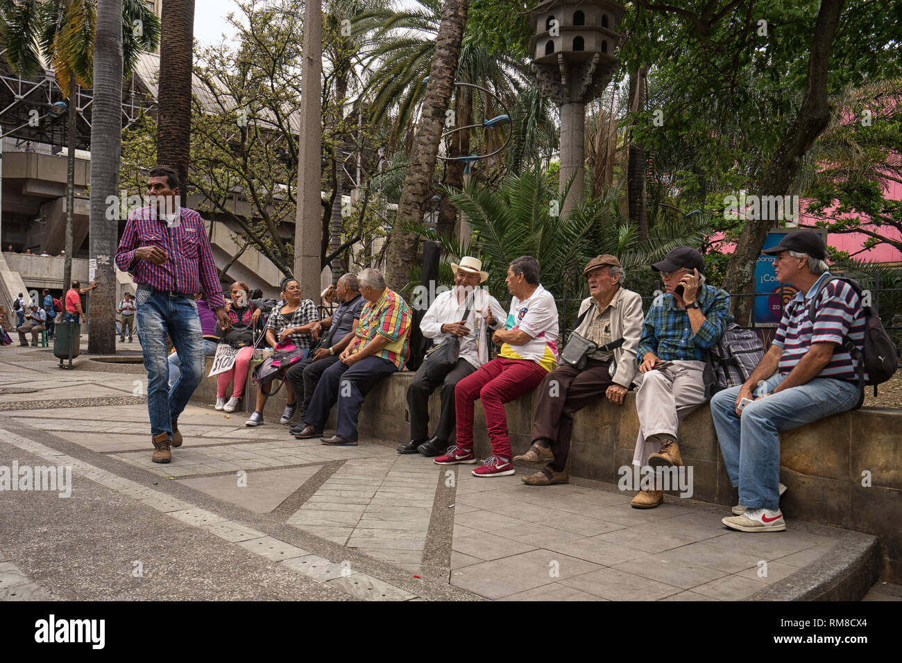 Medellin, Kolumbien - Juli 23, 2018: Die Menschen in Berrio Park sitzend, ein beliebter Treffpunkt. Stockfoto