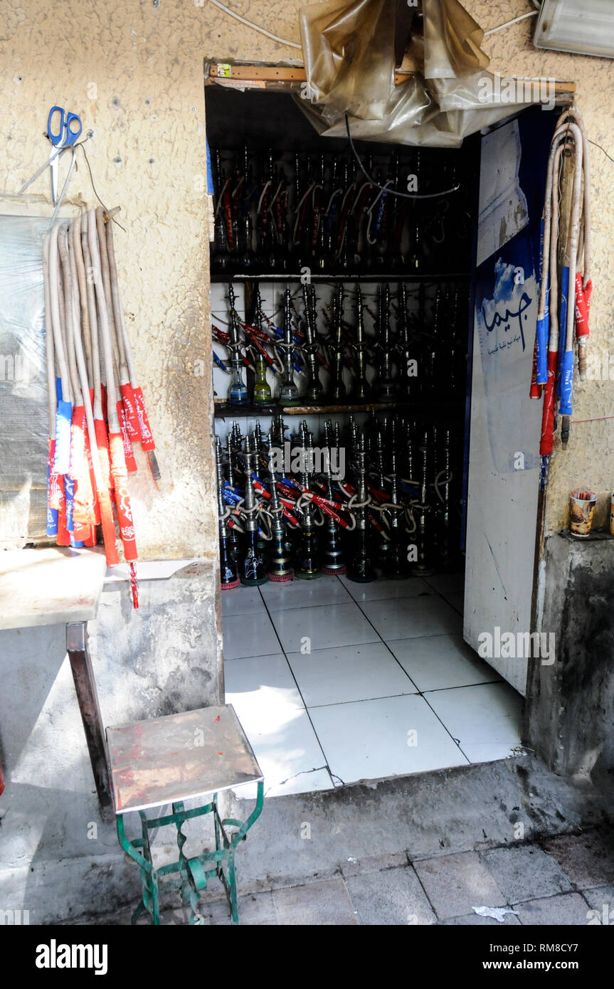 Arabisch rauchen Töpfe eine Shisha in einem Lagerraum