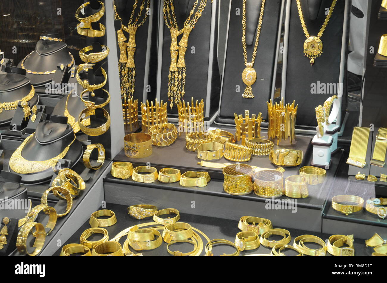 Eine jewellerÕs Fenster Anzeige der Gold Schmuck, vor allem aus dem Nahen Osten Design für Frauen an der Dubai Gold Souk im Stadtteil Deira in Dubai in der Stockfoto